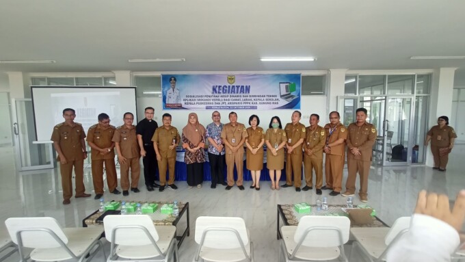 PEMBUKAAN : Plt Asisten II Setda Gunung Mas Champili foto bersama setelah membuka kegiatan di Aula DPKD Gumas, Selasa (22/10/2024).