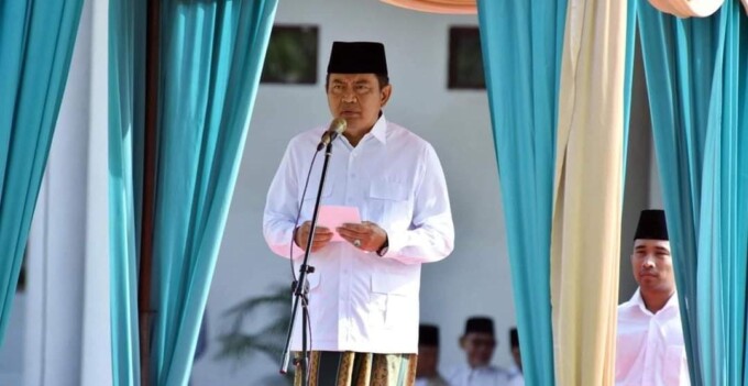HARI SANTRI : Pj Bupati Kobar Budi Santosa memberikan sambutan saat menjadi  inspektur upacara Hari Santri di Kantor Pemerintah Kabupaten Kotawaringin Barat, Selasa pagi (22/10/2024).