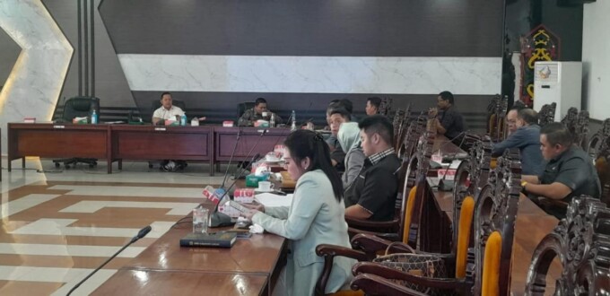 RDP: Wakil Ketua I DPRD Kapuas, Yohanes didampingi wakil ketua II, Berinto memimpin RDP yang dihadiri anggota DPRD Kapuas dan eksekutif, Rabu (23/10/2024).