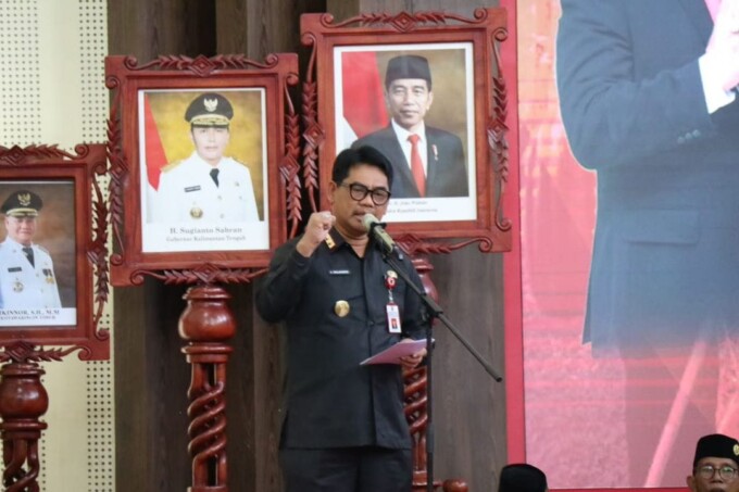 SAMBUTAN : Pejabat Sementara Bupati Kotawaringin Timur Shalahuddin menyampaikan sambutan saat kegiatan di aula rumah jabatan bupati setempat, beberapa waktu lalu.