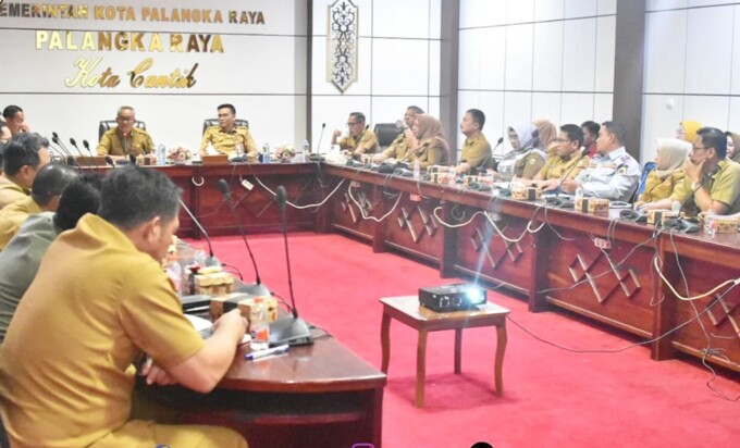 RAPIM: Pj Wali Kota Palangka Raya Dr Hera Nugrahayu yang diwakili Plh Sekda Kota Palangka Raya, Arbert Tombak memimpin rapim di lingkungan Pemko Palangka Raya, di ruang rapat Peteng Karuhei I, Senin (21/10/2024).