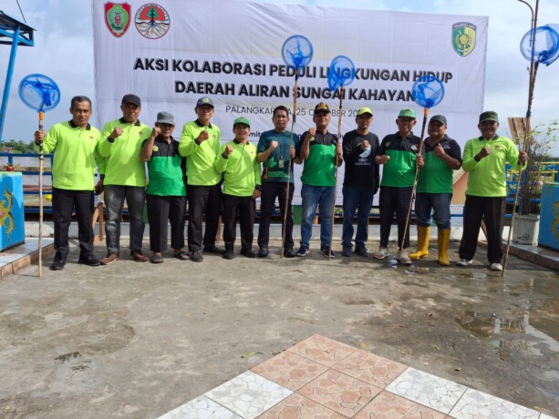 Ketua dan pengurus  DPW LDII Kalteng dan kepala P3E Kalimantan berphoto bersama usai melakukan aksih bersih bersih DAS Kahayan di sekitar Pelabuhan Rambang