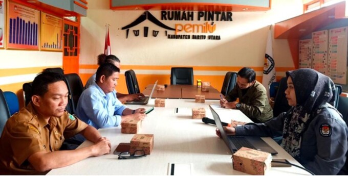 RAKOR : Komisioner KPU Barito Utara Roya Izmi Fitrianti rapat koordinasi iklan Pilkada 2024 bersama LO paslon 01 dan paslon 02, Kabid Infokom dan Ketua PWI Barito Utara di Rumah Pintar Pemilu Barito Utara, Selasa (22/10/24).