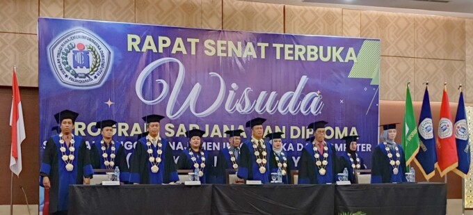 WISUDA: Ketua STMIK Palangkaraya Suparno, M. Kom bersama Ketua Senat dan Anggota saat Rapat Senat Terbuka mewisuda 189 lulusan STMIK di Kota Palangka Raya, Sabtu (26/10/24).