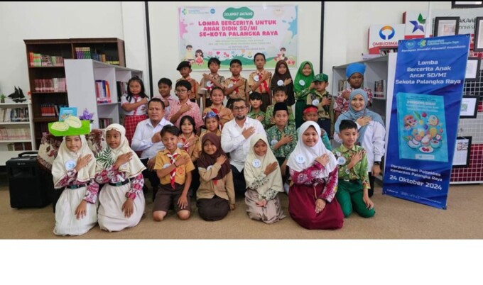LOMBA BERCERITA  : Direktur Poltekkes Kemenkes Palangka Raya Mars Khendra Kusfriyadi STP MPH bersama para peserta lomba bercerita.