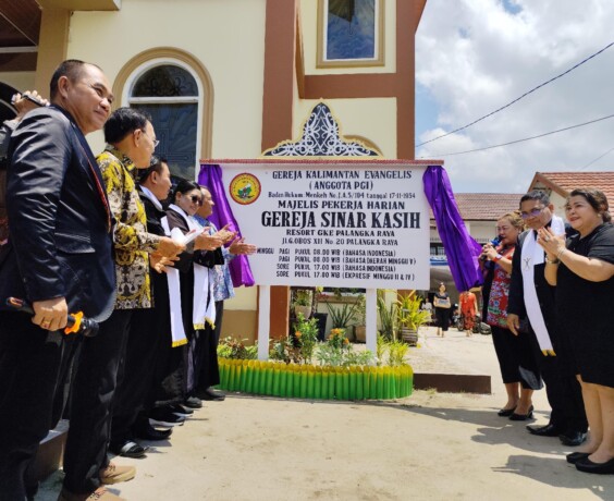 GEMBIRA: Para tamu undangan dan Majelis GKE Sinar Kasih bergembira usai pentahbisan GKE Sinar Kasih, Sabtu (26/10/24).