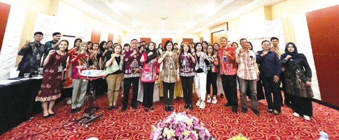 USAI PEMBUKAAN : Kepala DP3APPKB Kalteng dr Linae Victoria Aden M M Kes beserta jajaran foto bersama peserta Rakor FAD Tahun 2024, di Kota Palangka Raya, Jumat (25/10).