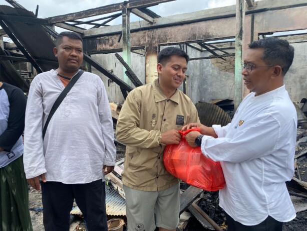 PEDULI : Pj Bupati Lamandau Said Salim, menyerahkan bantuan paket bahan kebutuhan pokok kepada perwakilan pedagang korban musibah kebakaran Translokal, Nanga Bulik, belum lama ini.