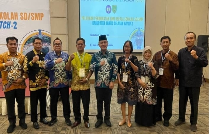 SINERGI: Pj Bupati Deddy Winarwan bersama Kadisdik Barsel Syahdani bersama dengan sejumlah kepala sekolah SD dan SLTP Barsel, usai kegiatan pelatihan.