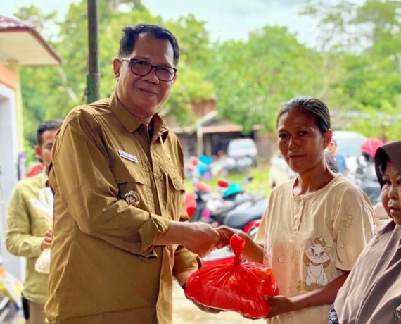 KEBERSAMAAN: Pj. Bupati Kapuas H. Darliansjah bersama jajarannya pada kegiatan pasar murah dalam rangka pengendalian inflasi, bertempat di halaman Kantor Kecamatan Mantangai, Sabtu (2/11/2024).