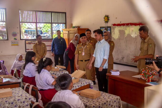 KUNJUNGAN WAPRES: Wapres RI Gibran Rakabuming Raka didampingi Gubernur Sugianto Sabran, Pj Wali Kota Hera Nugrahayu meninjau kesiapan pelaksanaan program makan bergizi gratis di SDN 1 Langkai, Palangka Raya, Senin (4/11/2024).
