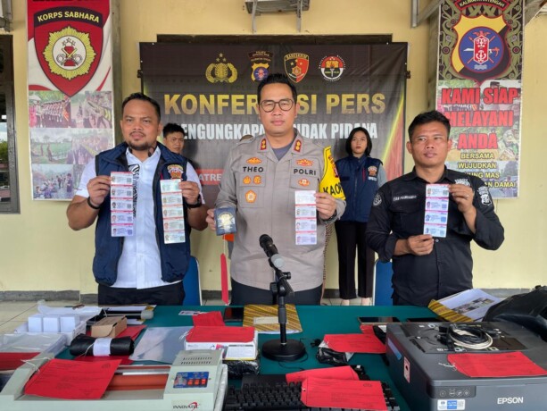 UNGKAP KASUS: Kapolres Gumas AKBP Theodorus P Santosa didampingi Kasatreskrim Polres Gumas AKP Nur Rahim dan Anggota Humas Polres Gumas Aipda Evan saat rilis pers terkait kasus penipuan dan pembuatan SIM palsu di mapolres setempat, Selasa (5/11/2024).