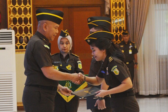 SIMBOLIS: Sesbadiklat Kejaksaan RI, Ade Tadjudin (kiri) menyerahkan STTPP kepada dua perwakilan peserta secara simbolis pada Upacara penutupan Diklat Teknis Prioritas Nasional, Selasa (5/11)