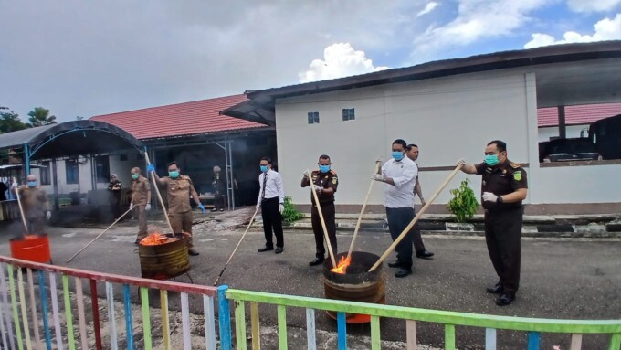 DIMUSNAHKAN: Kajari Bartim, Yedivia Rum melakukan perusahaan barang bukti tindak pidana kejahatan, Senin (4/11).