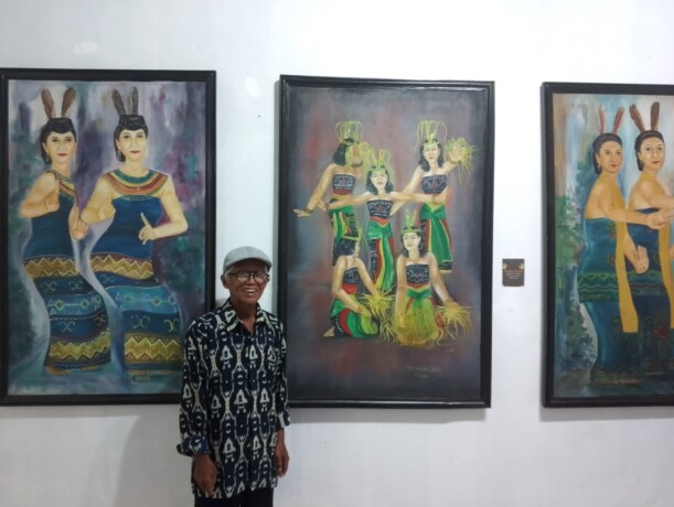 MENGINSPIRASI: Seniman Eko Yes saat menunjukkan hasil lukisan realis bertema perempuan dayak di galeri miliknya, Sabtu (9/11/2024).
