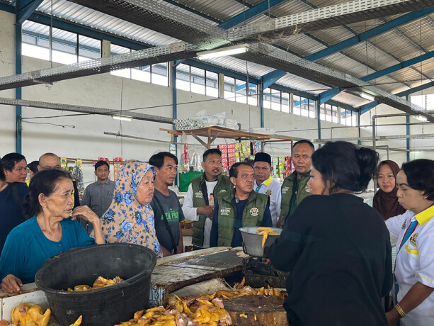 PEMIMPIN PILIHAN RAKYAT: Abdul Razak melaksanakan melaksanakan kampanye di Kecamatan Menthobi Raya dan blusukan ke Pasar Nanga Bulik.