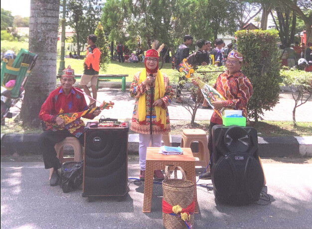 Kesenian karungut di CFD Palangka Raya.