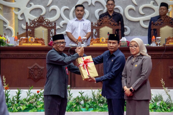 DOKUMEN R-APBD: Plt Sekda Kalteng HM Katma F Dirun menyerahkan nota keuangan dan R-APBD Kalteng 2025 kepada Ketua DPRD Kalteng Sementara Arton S Dohong, Senin (11/11/2024).