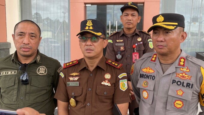 MENGAWAL PERSIDANGAN: Kajari Lamandau, Deji (tengah) didampingi Kapolres Lamandau AKBP Bronto Budiyono (samping kanan), memberikan keterangan usai menyaksikan langsung sidang pembacaan vonis terhadap perkara narkotika, di PN Nanga Bulik, Senin (11/11/2024