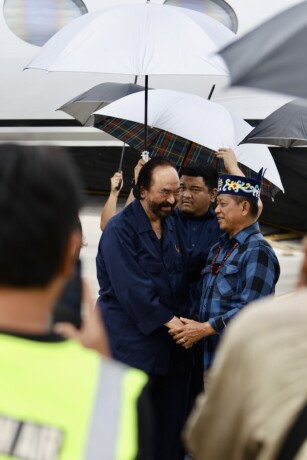 Calon Gubernur Kalimantan Tengah nomor urut 01 Willy Midel Yoseph (WMY) saat menyambut kehadiran Ketua DPP Partai NasDem Surya Paloh, di Pangkalan Bun.