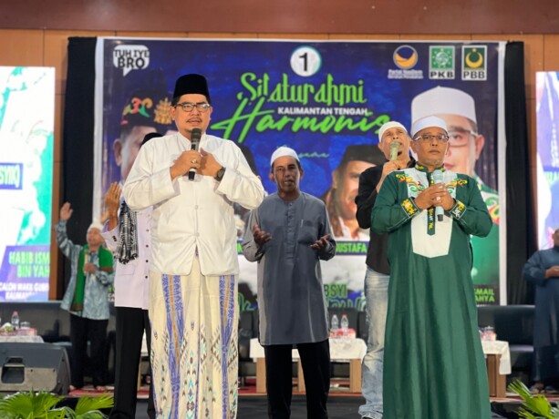 MOMEN : Habib Ismail Bin Yahya bersama Habib Sharief bin Husain Shihab saat berada di kegiatan Silaturahmi Harmonis dan Maulid Habsyi di Ballroom Werra Hotel Sampit, Minggu (10/11/2024).