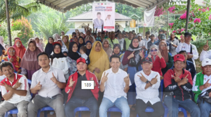 AKRAB: Koyem saat bertatap muka dengan warga. Pasangan Koyem-SHD begitu kompak saat debat beberapa waktu lalu.