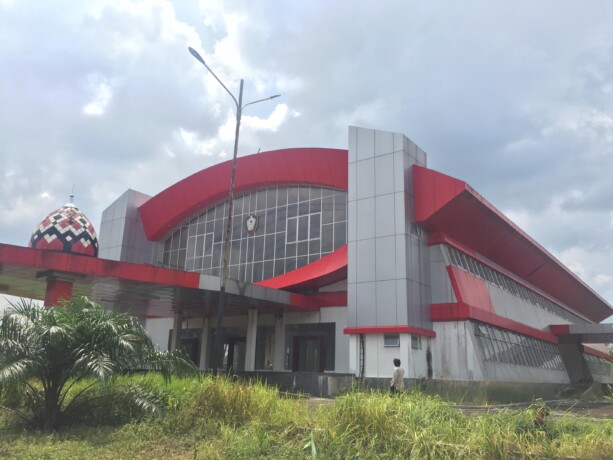 MANGKRAK: Kondisi Gedung Expo Sampit tidak terurus dan dikelilingi semak belukar, Kamis (14/11/2024). Diduga ada korupsi dalam pelaksanaan proyek pembangunan gedung ini.