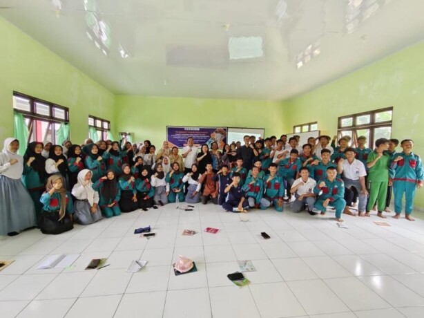 PENGABDIAN MASYARAKAT : Tim Dosen dan Mahasiswa Universitas Palangka Raya, bersama guru dan siswa SMKn 7 Palangka Raya, pada kegiatan pengabdian masyarakat, Selasa (19/11/2024).
