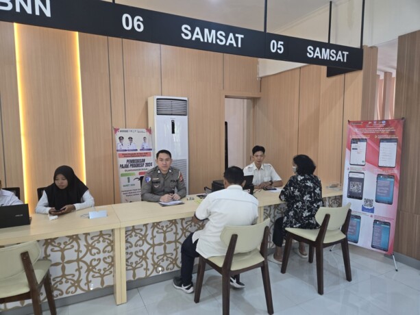 INOVASI: Warga membayar pajak kendaraan di Mal Pelayanan Publik, Selasa (19/11/2024).