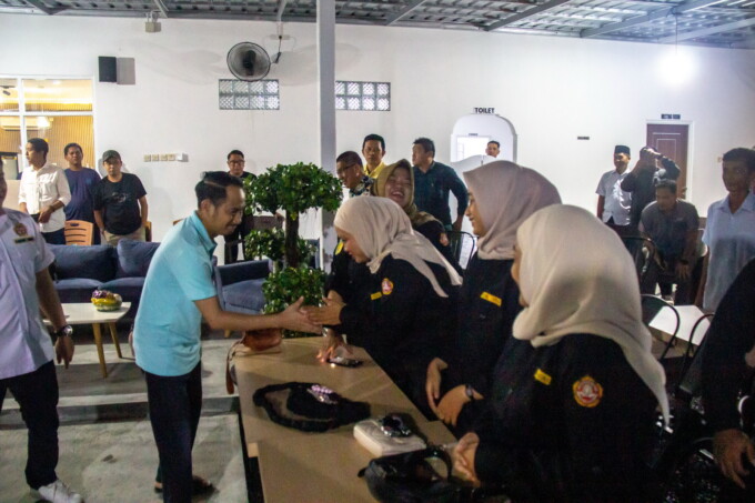 MENGHADIRI : Pasangan calon Wali Kota dan Wakil Wali Kota Palangka Raya nomor urut 2, Fairid Naparin-Achmad Zaini bertemu dengan anggota Karang Taruna di San White Cafe, Senin malam (19/11/2024).