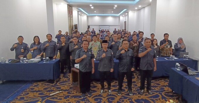 SIAP MENGAWASI: Jajaran komisioner Bawaslu Kalteng bersama komisioner Bawaslu 14 kabupaten/kota usai pelatihan di Palangka Raya, beberapa waktu lalu.