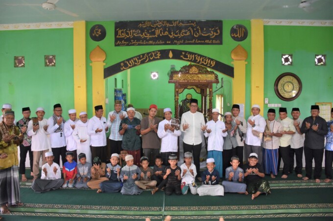 SAFARI JUMAT: Pj Bupati Kapuas H Darliansjah bersilaturahmi di Masjid Sirajul Huda, Desa Maluen Kecamatan Basarang, Jumat (1/11/2024) lalu.