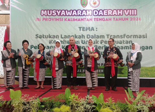 MEMBUKA MUSDA IBI : Ketua Umum Pengurus Pusat IBI, Dr. Ade Jubaedah (tiga dari kanan) secara resmi membuka Musda VIII IBI Provinsi Kalteng dengan menabuh katambung secara simbolis, di Swiss Bel Hotel Danum, Kota Palangka Raya, Jumat (22/11/2024).