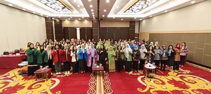 KEBERSAMAAN: Komisioner Bawaslu Kalteng, Koordinator Divisi Pencegahan, Partisipasi Masyarakat, dan Hubungan Masyarakat Hj Siti Wahidah foto bersama peserta sosialisasi, Palangka Raya, Sabtu (23/11/2024).