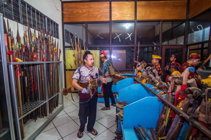 RITUAL ADAT: Tujuh orang basir memimpin ritual adat Mamapas Manyadingen Ramu di Museum Balanga, Sabtu (23/11/2024).