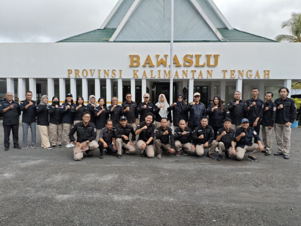 PERKETAT PENGAWASAN: Jajaran komisioner dan pegawai Bawaslu Kalteng menunjukkan kekompakan dalam mengawasi pilkada serentak.