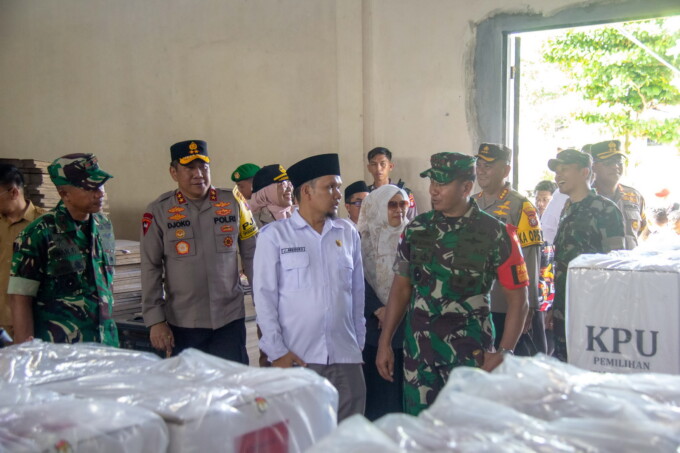 PERKUAT PENGAMANAN: Pangdam XII/Tpr Mayjen TNI H Iwan Setiawan, Kapolda Kalteng Irjen Pol Drs Djoko Poerwanto, serta forkopimda menunjukkan semangat kebersamaan untuk menyukseskan pilkada serentak usai apel gelar pasukan di Lapangan Barigas Mapolda Kalten