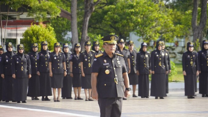 Jajaran Kanwil Kemenkumham Kalteng saat  Upacara Tabur Bunga di Taman Makam Pahlawan (TMP) Sanaman Lampang. Dalam rangka memperingati Hari Ulang Tahun (HUT) ke-53 Tahun 2024 Korps Pegawai Republik Indonesia (KORPRI), Kamis (28/11/2024).