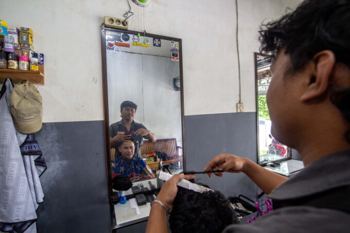 PEMUDA MANDIRI: Sudah satu tahun lebih Muhammad Riyan Aditya membuka usaha pangkas rambut di Jalan Yos Soedarso, Palangka Raya.