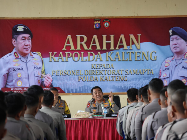 BERI ARAHAN: Kapolda Kalteng, Irjen Pol Drs. Djoko Poerwanto, memberikan arahan penting kepada personel Ditsamapta Polda Kalteng di Mako Ditsamapta, Kamis (31/10/2024).