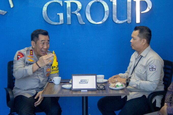 DISKUSI: Kapolda Kalteng Irjen Pol Drs. Djoko Poerwanto menekankan pentingnya peran Polri dalam menjaga keamanan dalam Podcast Ruang Redaksi Kalteng Pos, Rabu (30/10/2024).