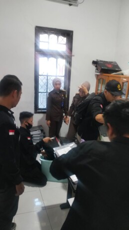 GELEDAH: Tim Penyidik Kejati Kalteng melakukan penggeledahan Kantor Bawaslu Seruyan, Selasa (29/10/2024).