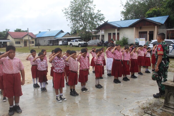 LATIHAN : Anggota Kodim 1016/Plk berkunjung ke SD Pematang Limau untuk sosialisasi wawasan kebangsaan dan pelatihan peraturan baris-berbaris (PBB) kepada para murid di sekolah itu, Rabu (6/11/2024).