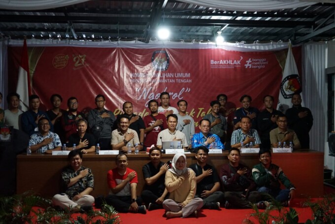 MENGHADIRI : Kasrem 102/Pjg Kolonel Inf Ulysses Sondang menghadiri ngobrol kesiapan Pilkada serentak 2024 di halaman KPU Kalteng, Rabu malam (13/11/2024).