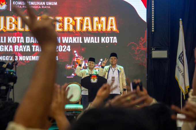 KOMPAK: Pasangan Fairid Naparin dan Achmad Zaini tampil debat pertama dengan cukup baik. Di sisi lain, pasangan calon nomor urut dua itu silaturahmi dengan warga.