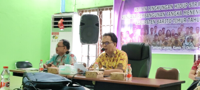 SERIUS: Kepala DLH Bartim, Mishael memimpin Konsultasi Publik Tahap Dua Penyusunan KLHS RPJMD 2025 - 2029, Kamis (31/10/2024).
