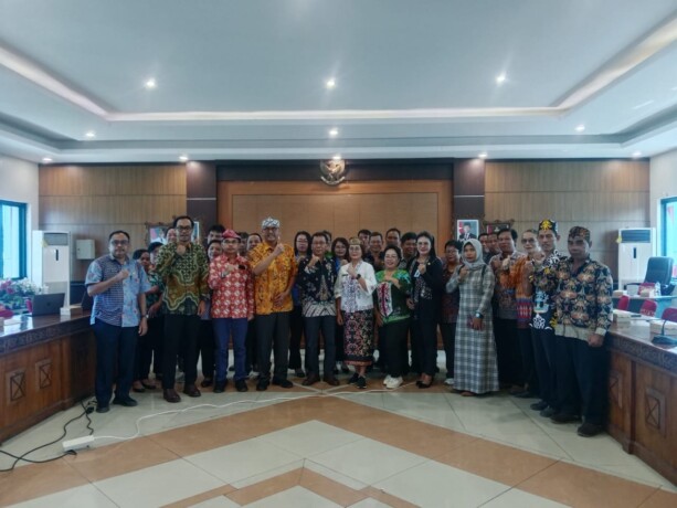 PEMBUKAAN: Sekda Bartim, Panahan Moetar foto bersama para peserta FGD, kemarin.