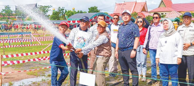 MERESMIKAN : Plt Sekda Kalteng Dr H M Katma F Dirun SE MM (tengah) dan Kadis Kehutanan Kalteng Agustan Saining S Hut MSi saat mencoba alat pemadam kebakaran, Sabtu (16/11).