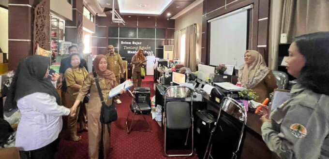Menilai.: Beberapa orang juri lomba kebersihan lingkungan cantik saat memberikan penilaian pada salah satu OPD dilingkungan Pemerintah Kota Palangka Raya. PHOTO HENY