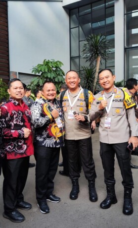 RAKORNAS: Ketua DPRD Kabupaten Kapuas, Ardiansah dan wakil ketua I, Yohanes bersama Kapolres Kapuas AKBP Gede Pasek Muliadnyana, serta Kapolres Lamandau Bronto di sela kegiatan Rakornas di Sentul Bogor, Kamis (7/11/2024).